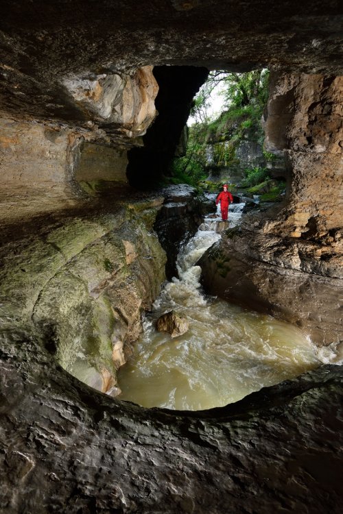 Goule de Sauvas (Ardèche) - L'entrée de cette cavité est une perte recevant les eaux d'un bassin d'alimentation constitué par des grès peu perméables. Elle n'est rarement active mais les crues peuvent être brutales(SP-19-0467)